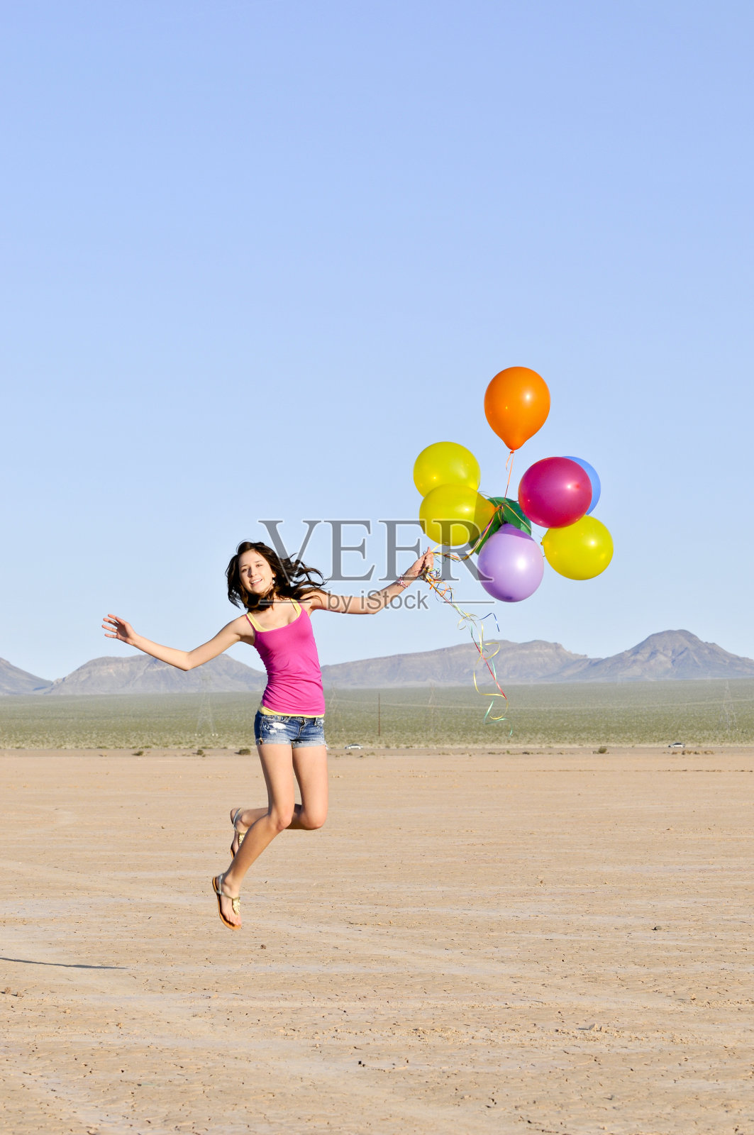 高兴地跳起来照片摄影图片