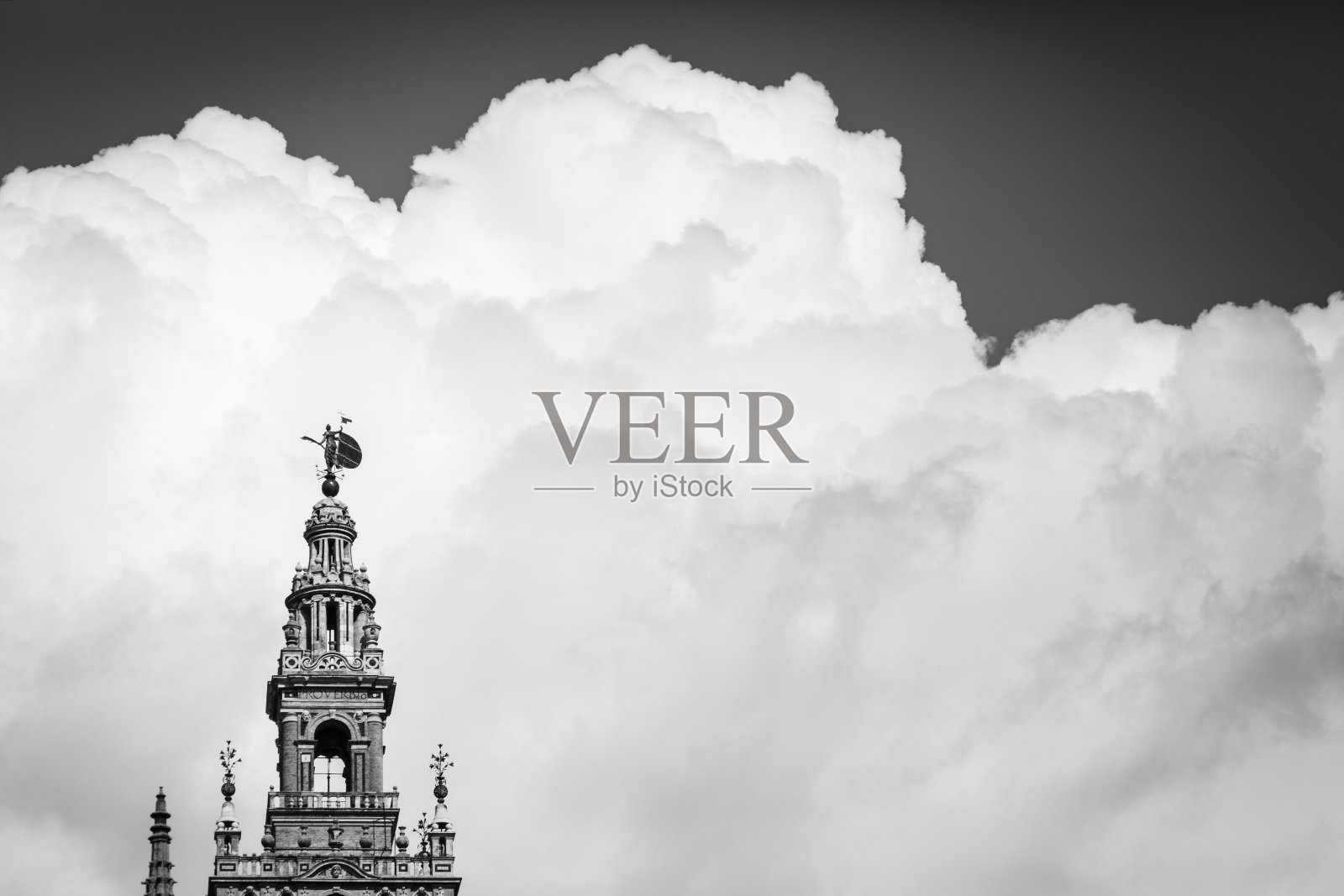 拉吉拉尔达在塞维利亚与云彩的黑白照片照片摄影图片