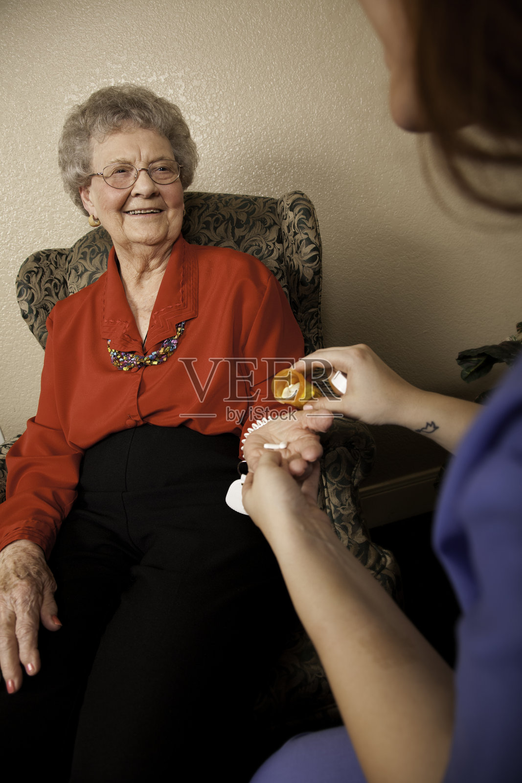 快乐老人接受护士给药剂量照片摄影图片