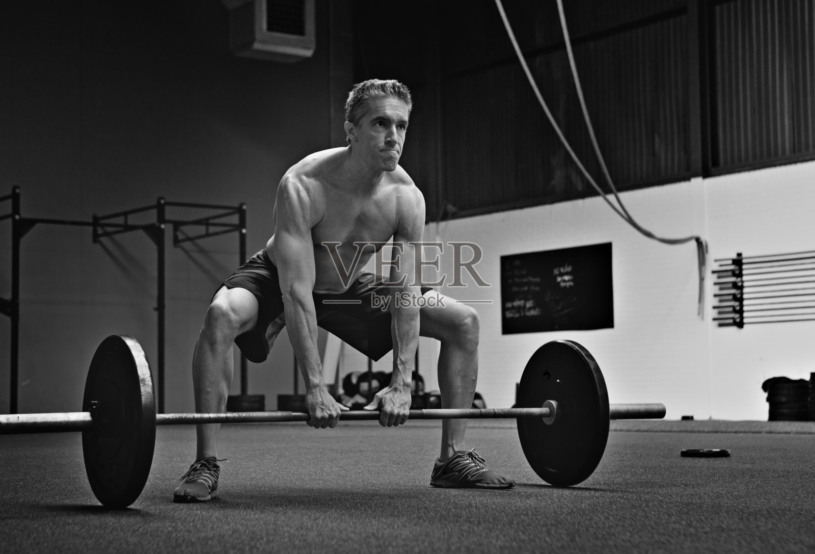 在健身房的中年男子照片摄影图片