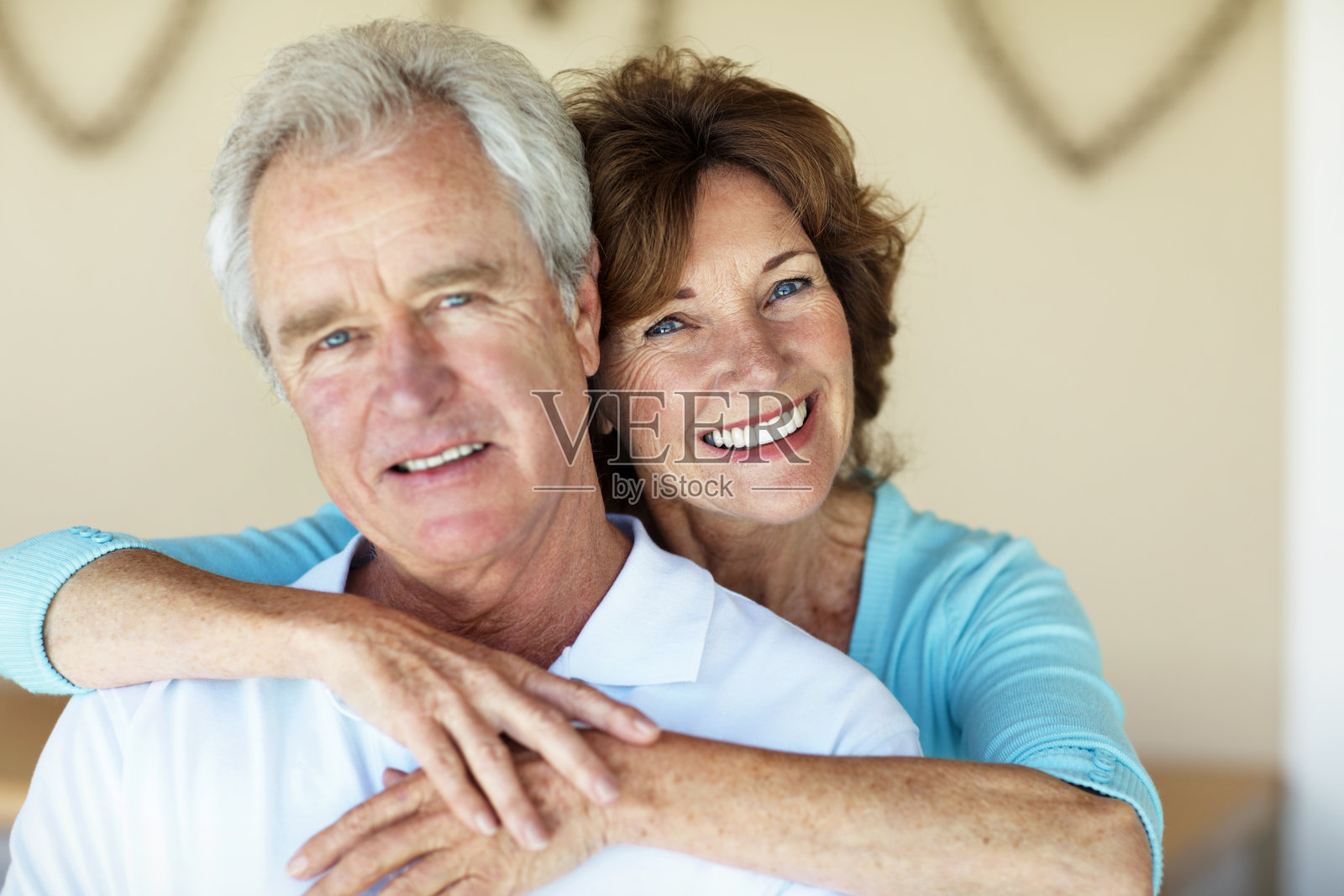 她总是在他身边照片摄影图片