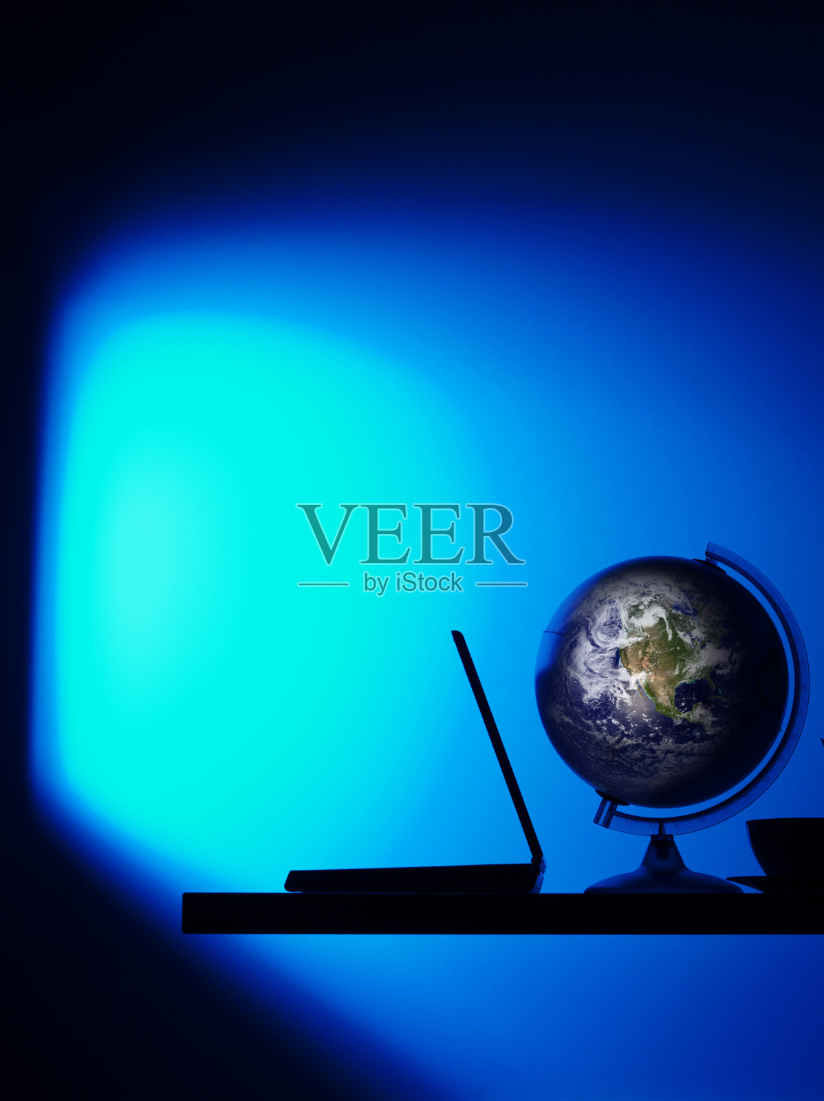 带笔记本电脑的世界地球仪照片摄影图片