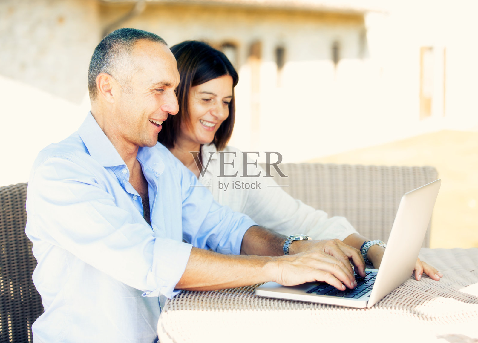 成熟夫妇使用笔记本电脑照片摄影图片