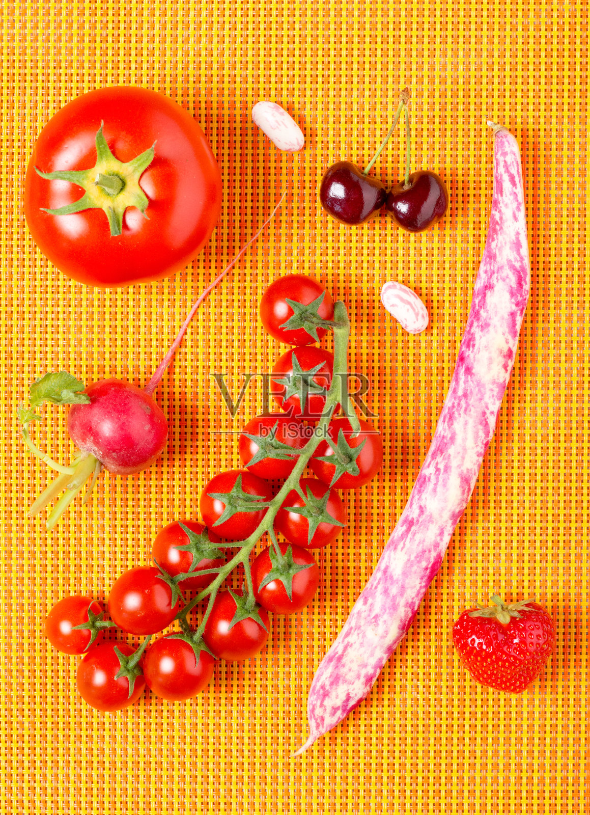 水果和蔬菜在黄色和橙色的桌布上照片摄影图片