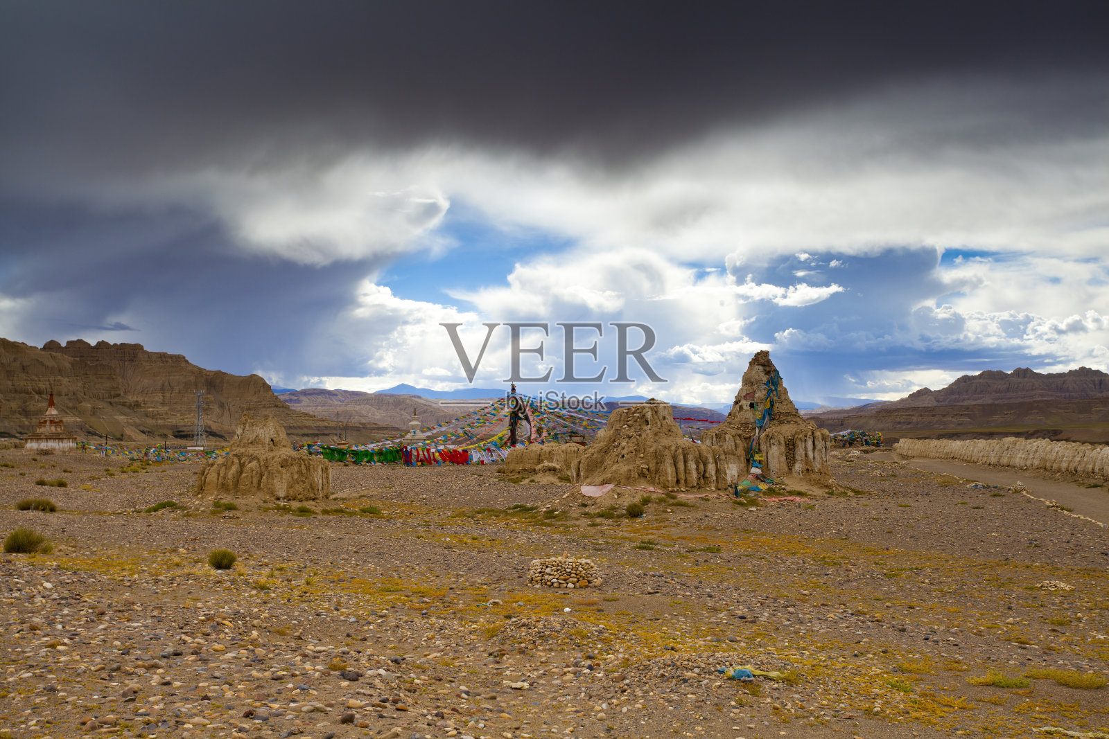 西藏阿里地区有古刹照片摄影图片