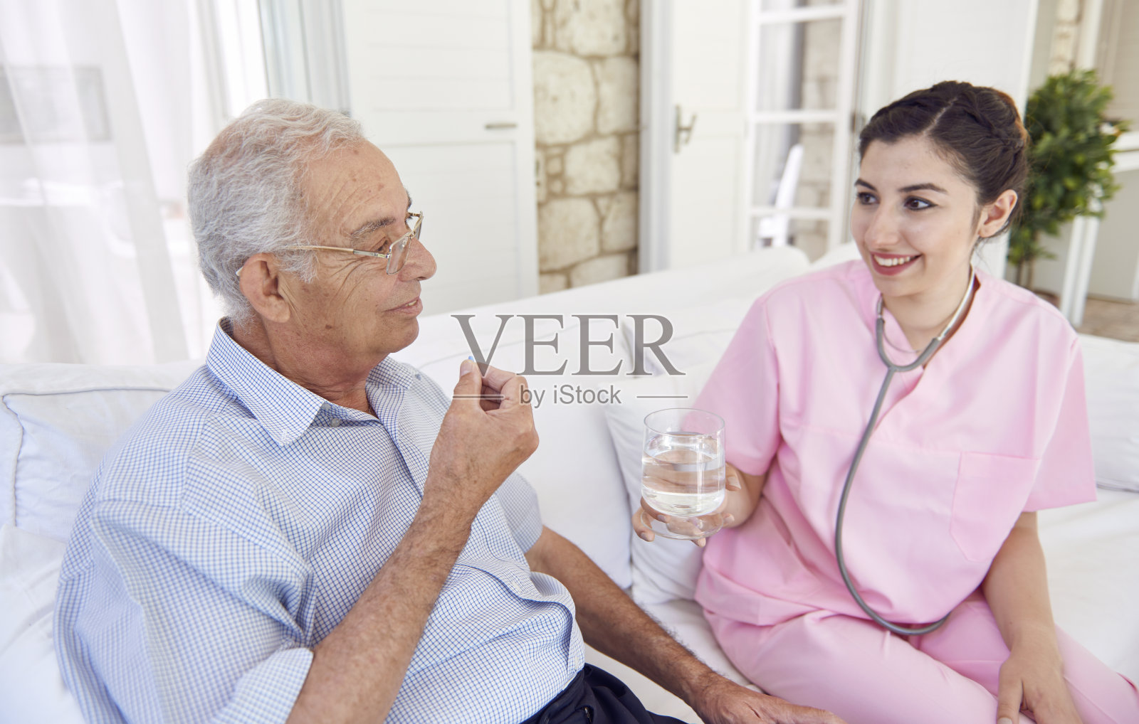 女护士帮助老人照片摄影图片