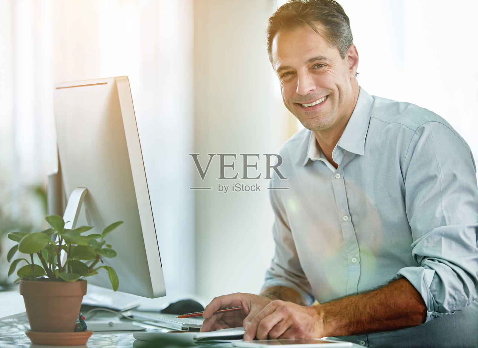 我会微笑着接受任何挑战!照片摄影图片