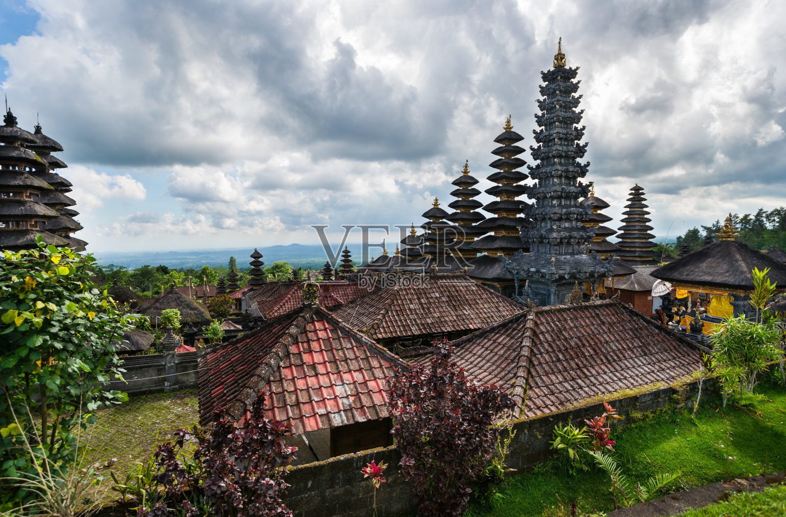 印度尼西亚巴厘岛上的白沙基寺的屋顶照片摄影图片
