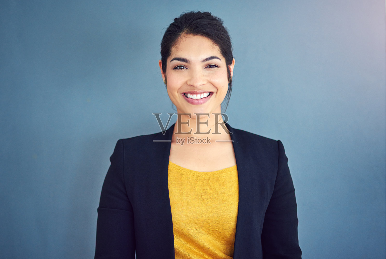 她是一个有抱负的年轻专业人士照片摄影图片