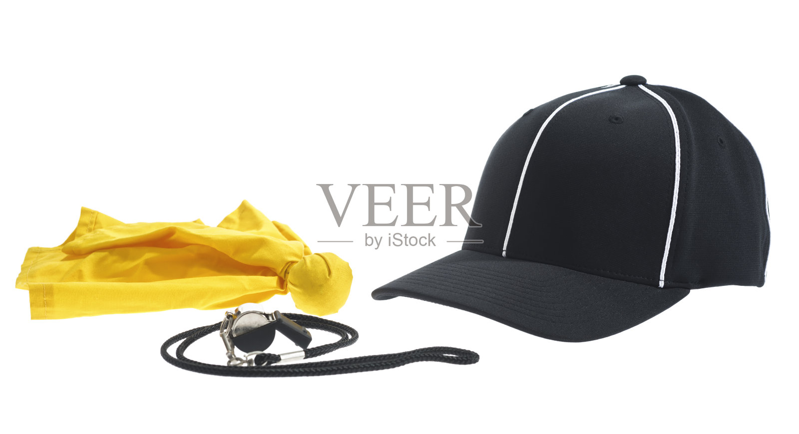 足球裁判帽、哨子、白底黄旗照片摄影图片