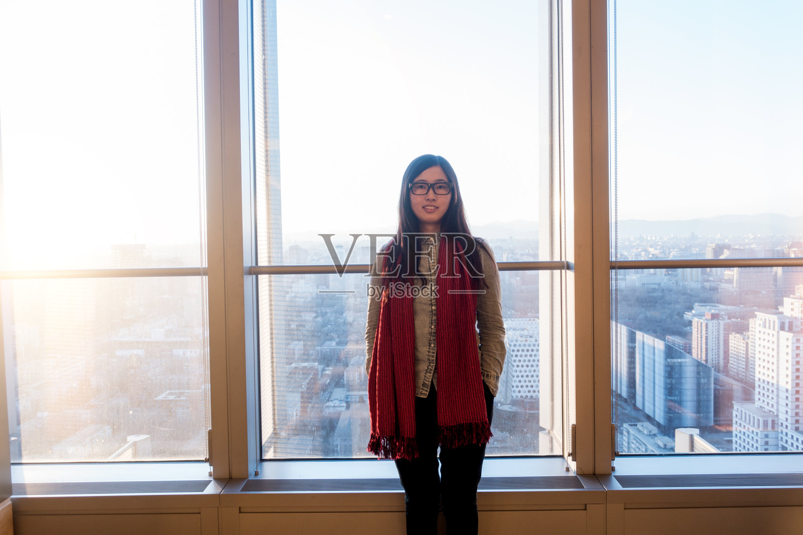 住在现代建筑里的年轻女子照片摄影图片