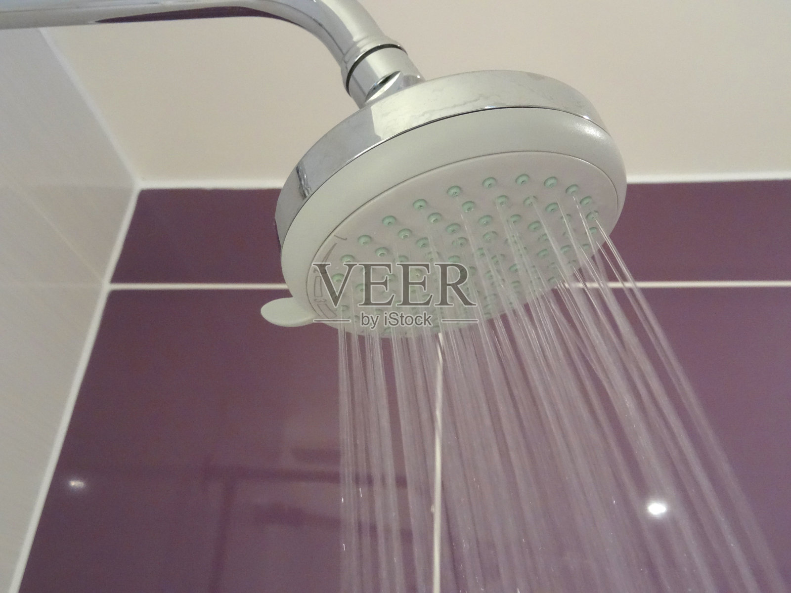 图像的铬淋浴头与强大的喷水照片摄影图片