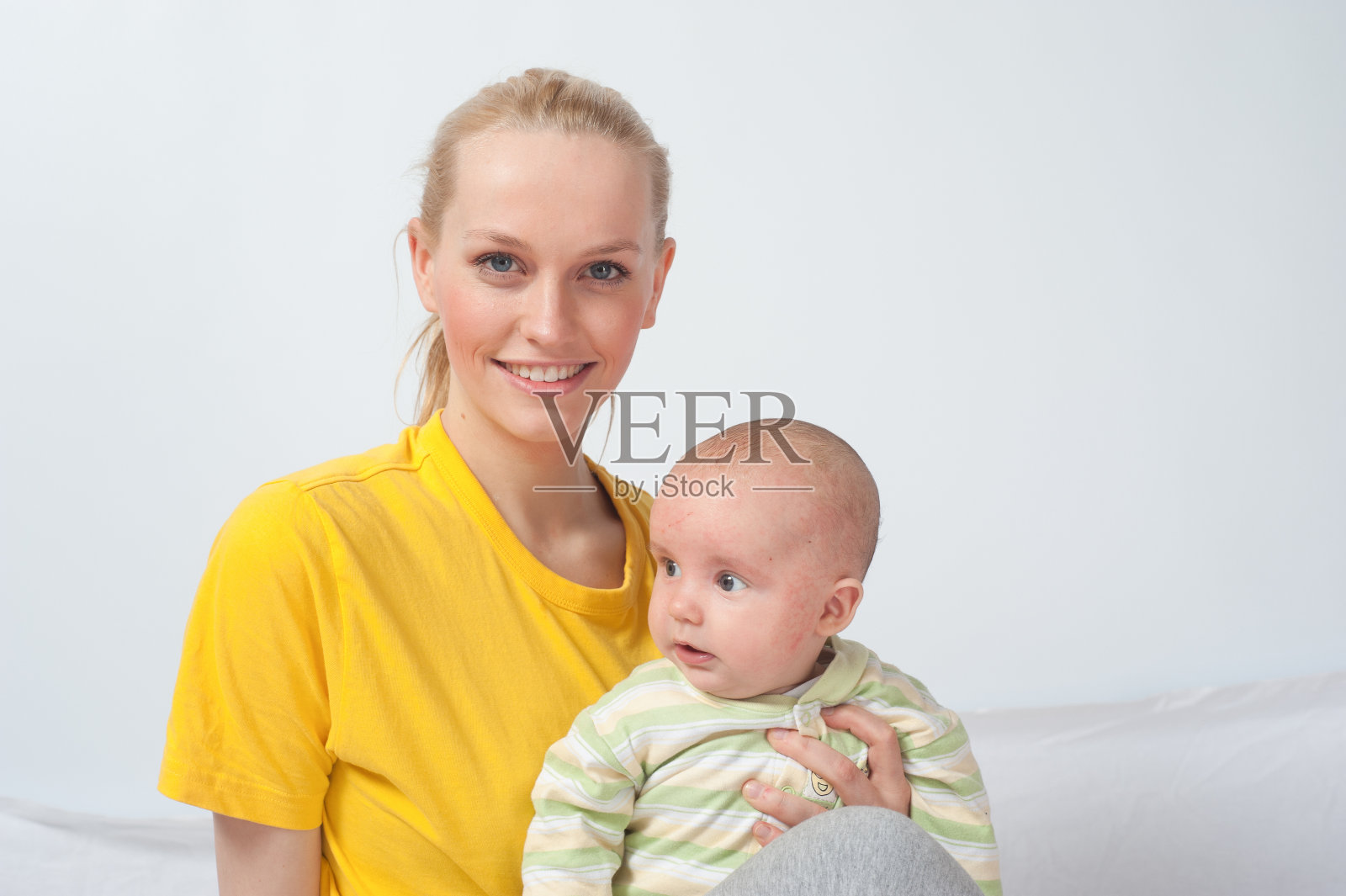 金发碧眼的年轻母亲带着孩子照片摄影图片