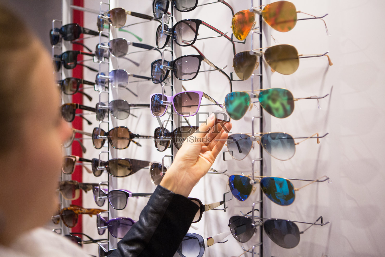 女人选择太阳镜照片摄影图片