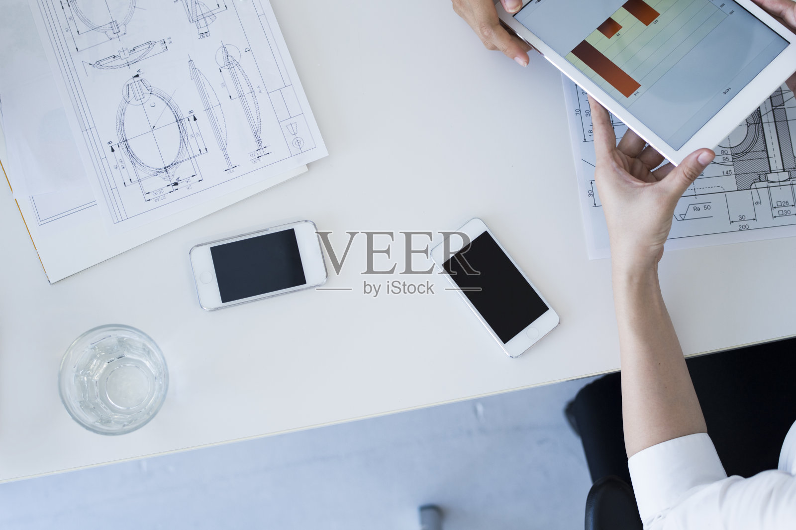 会议期间的女性照片摄影图片