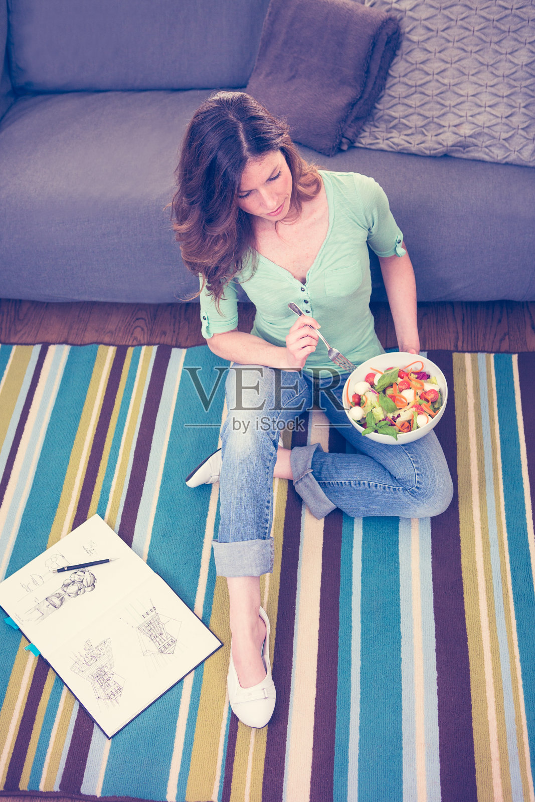 女人吃沙拉照片摄影图片