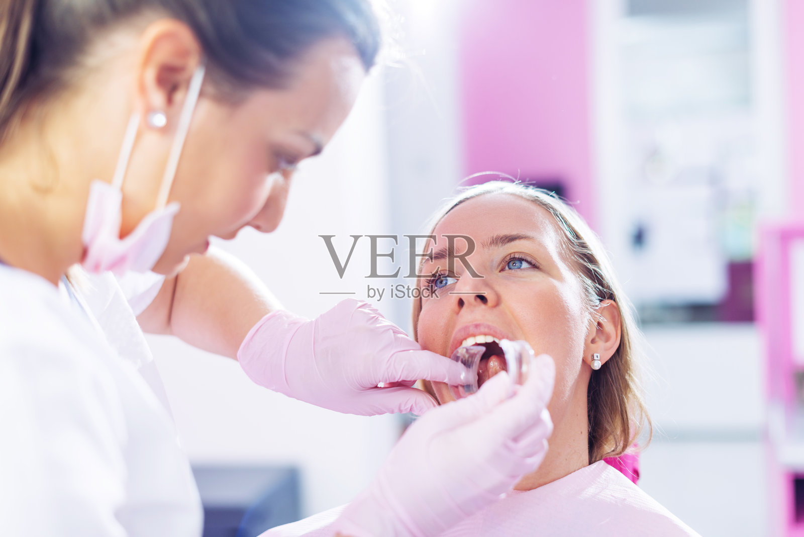 去看牙医，保持牙齿健康和口腔卫生照片摄影图片