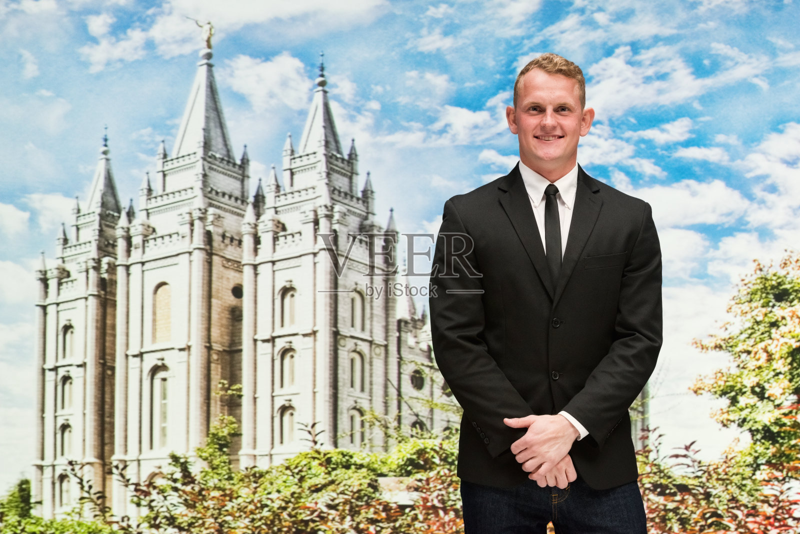 微笑的商人在教堂前照片摄影图片