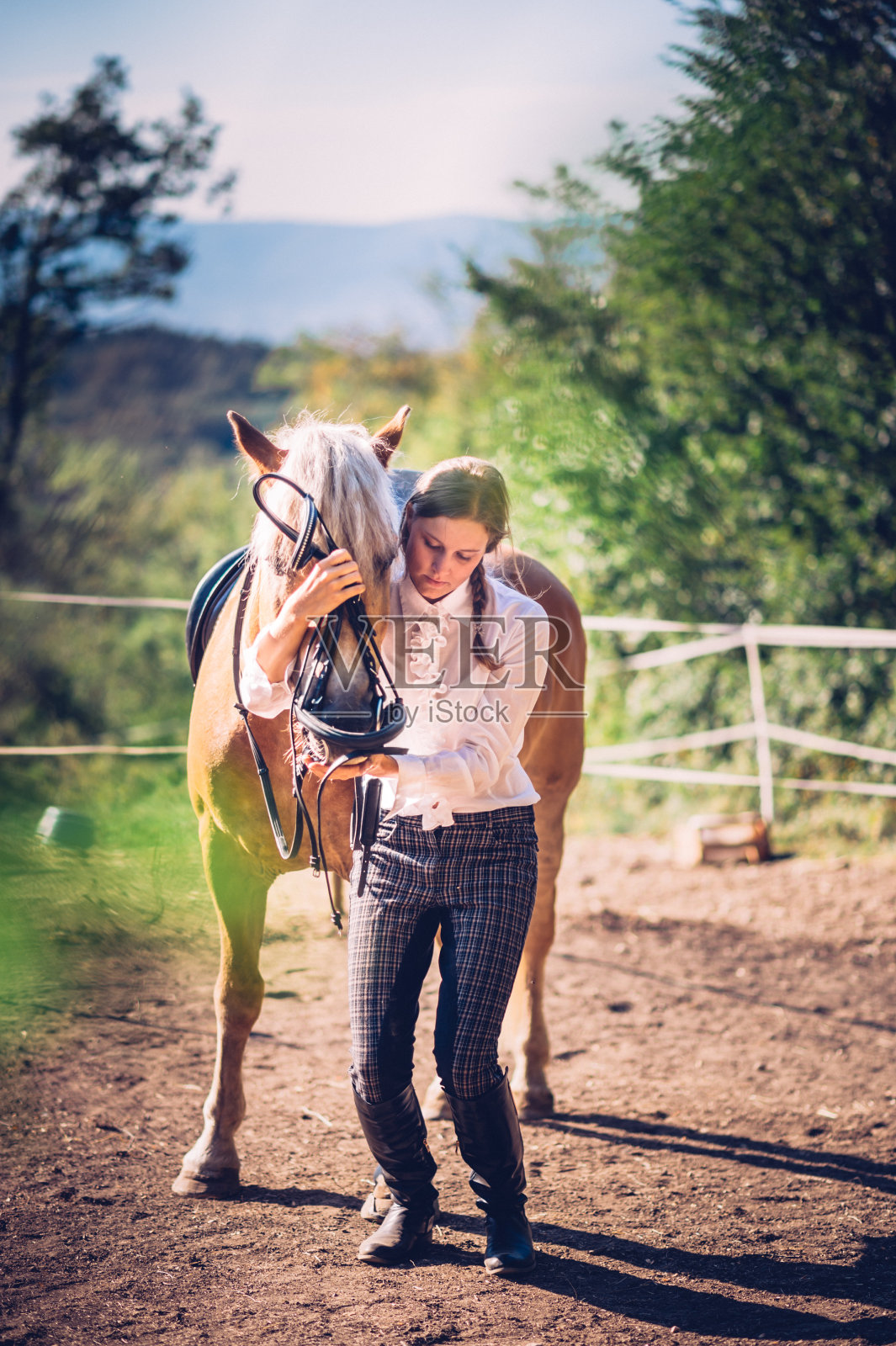 年轻女子牵马照片摄影图片