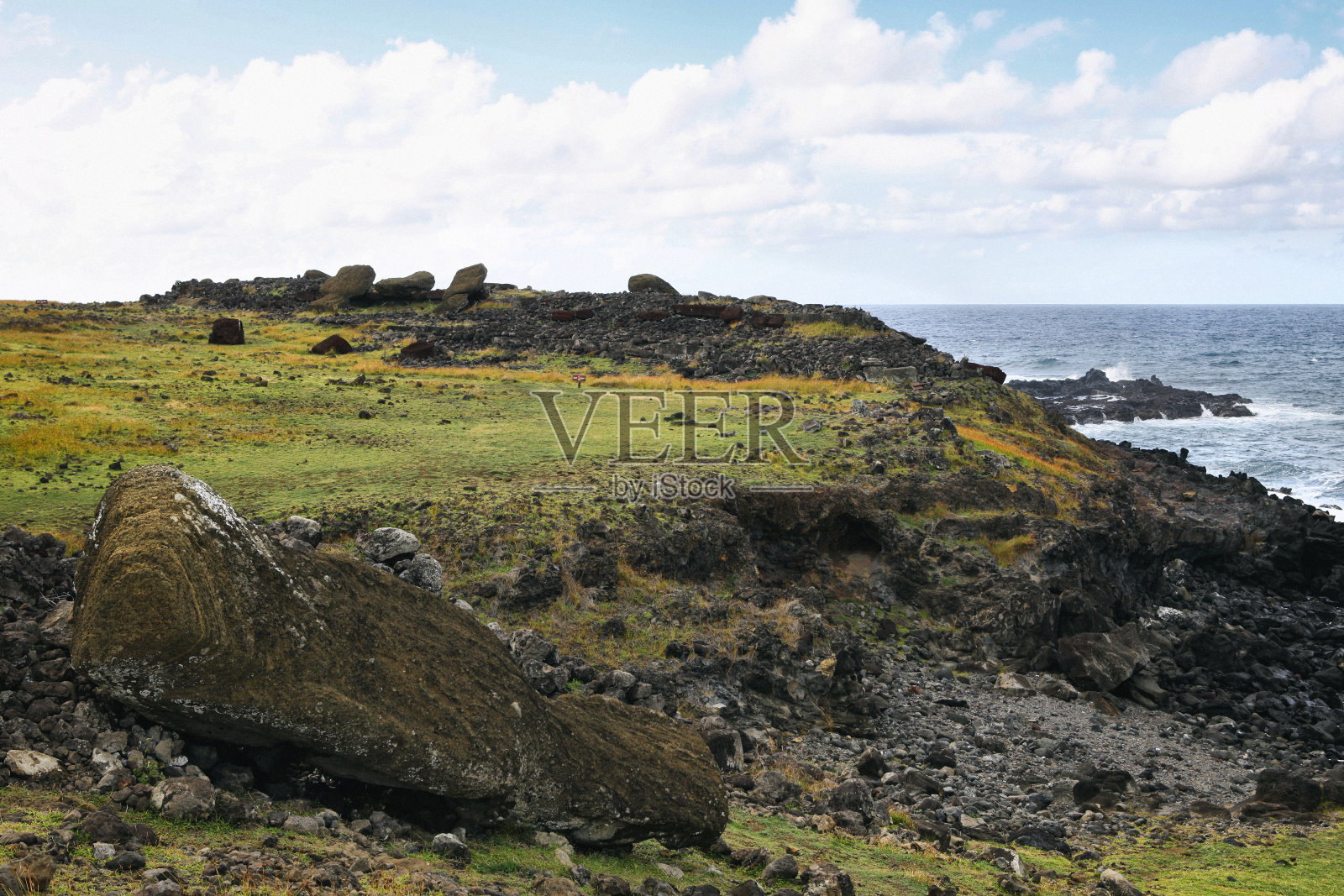 在智利复活节岛沿岸推翻摩埃石像照片摄影图片
