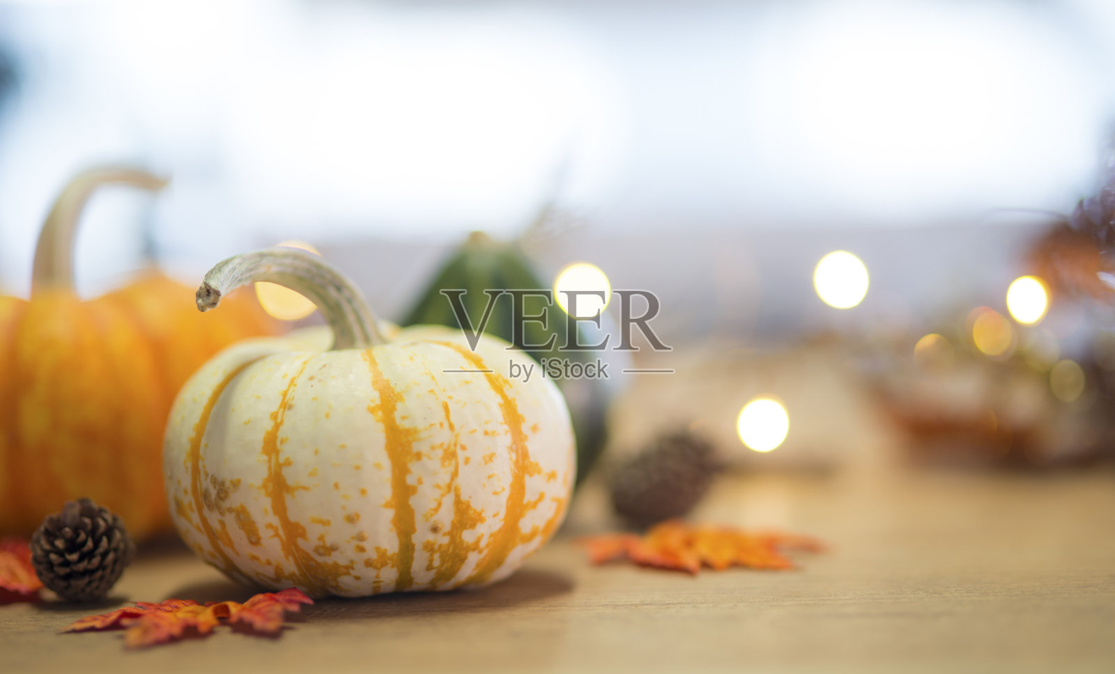 秋天的桌子装饰南瓜，松果和树叶照片摄影图片