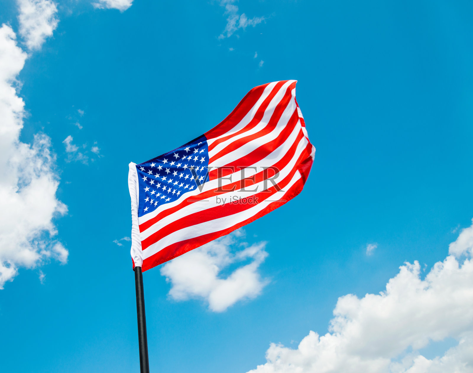 蓝天下飘扬的美国国旗照片摄影图片