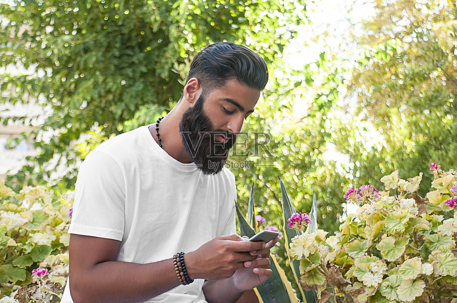 巴基斯坦男子使用手机照片摄影图片