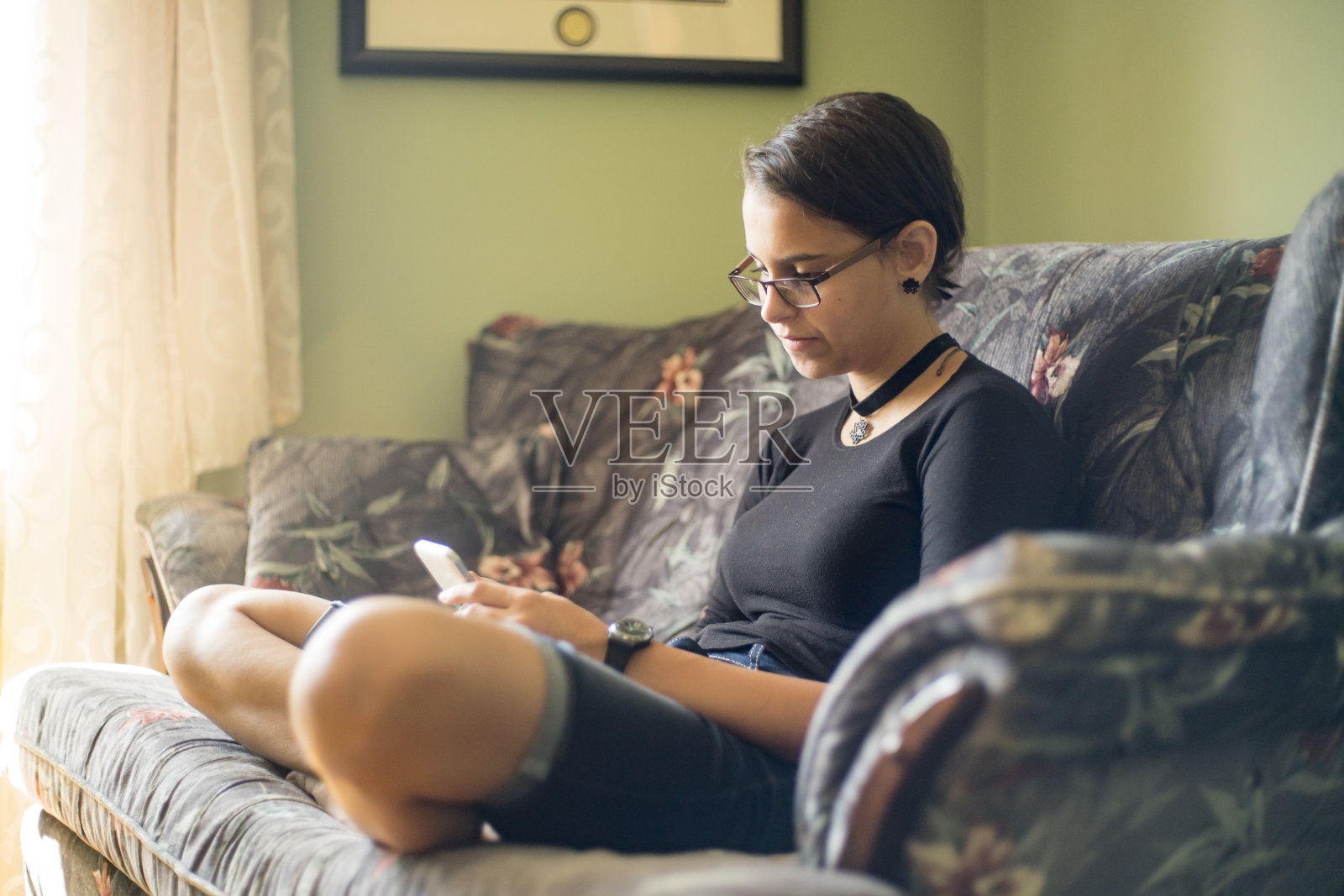 少女用智能手机寻找信息照片摄影图片