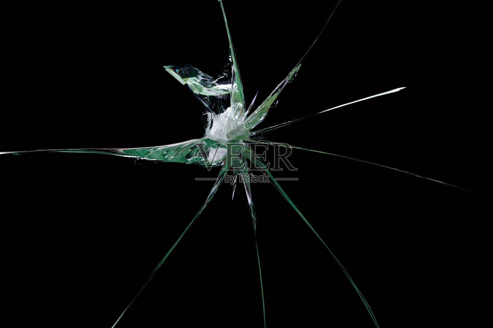 黑色上的碎玻璃照片摄影图片