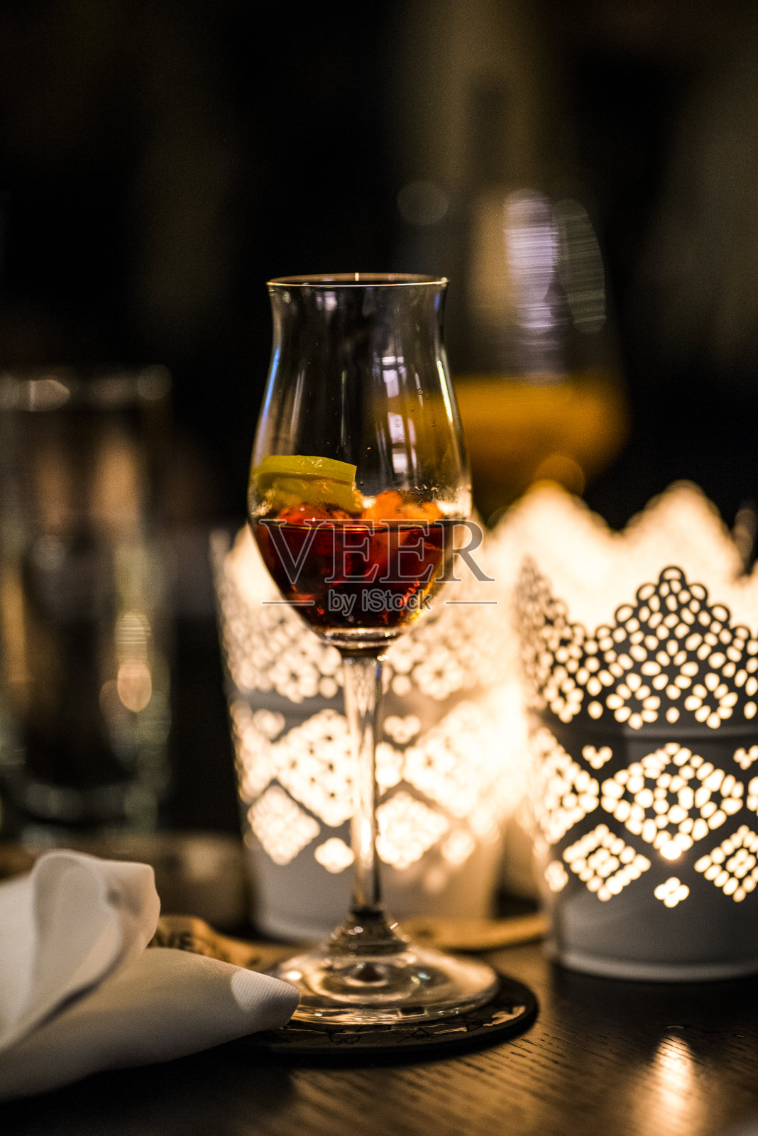 在桌子上喝酒照片摄影图片