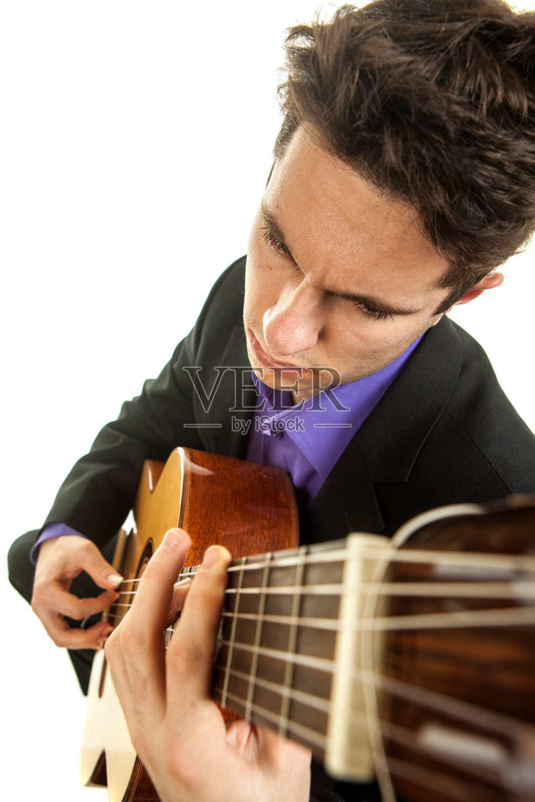 弹奏古典吉他的音乐家照片摄影图片