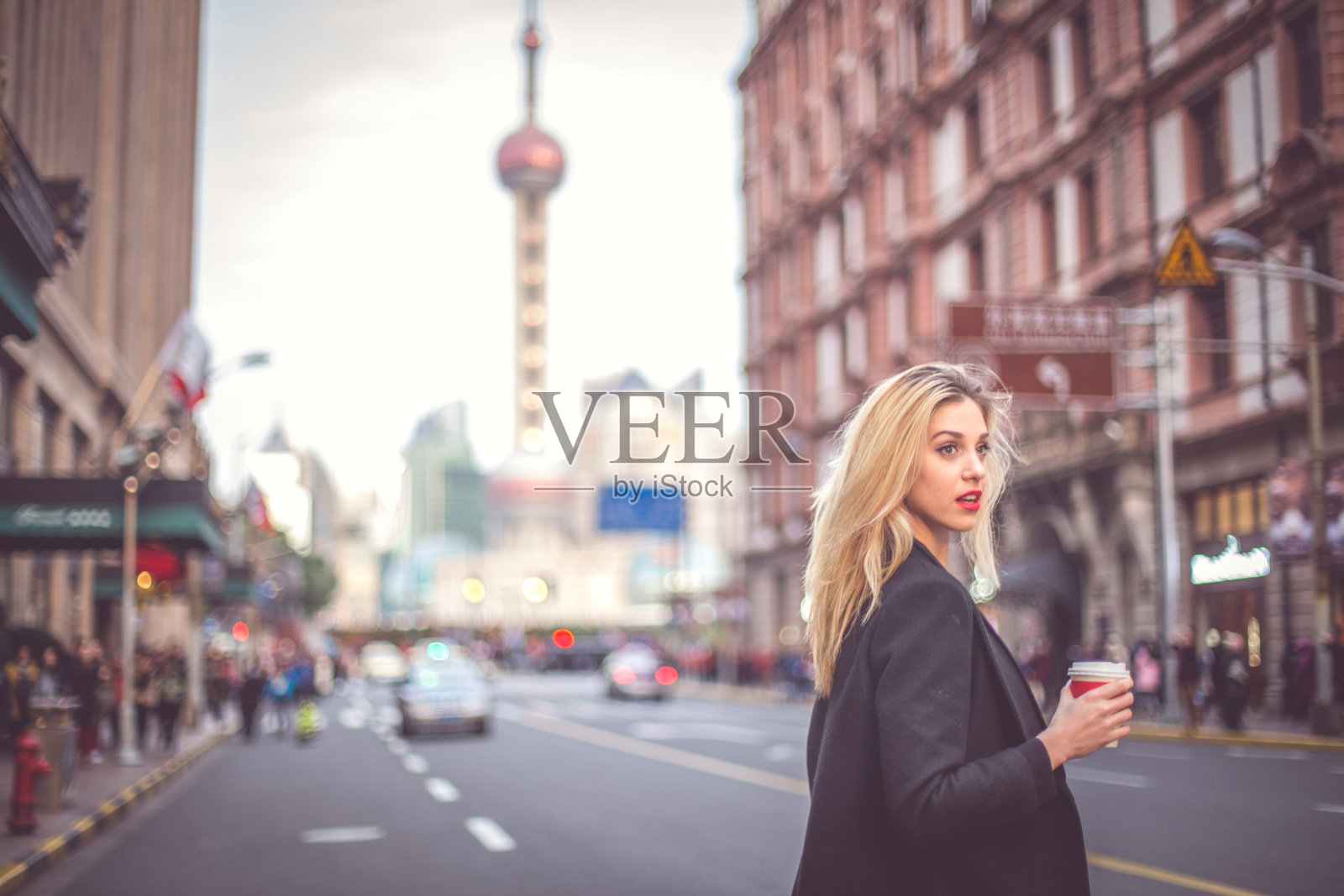 拿着咖啡杯的女人照片摄影图片