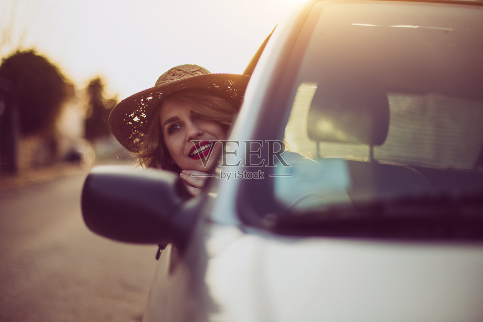 从车窗往外看的漂亮女游客照片摄影图片