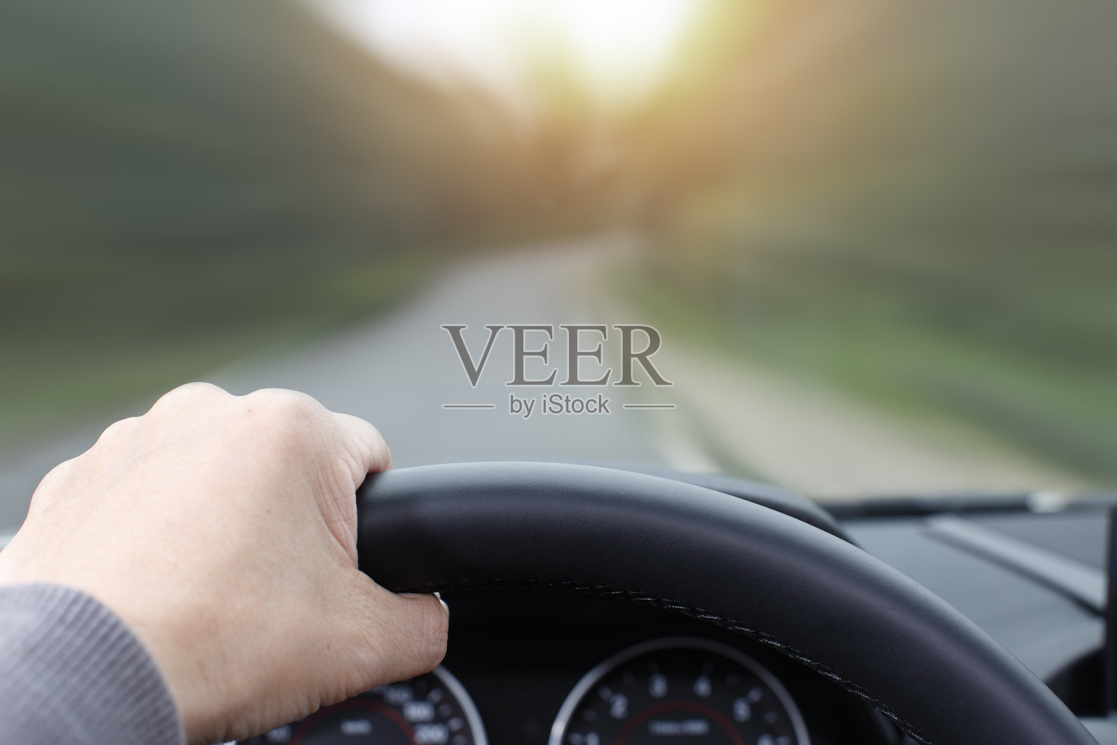 在空旷的道路上驾驶汽车照片摄影图片