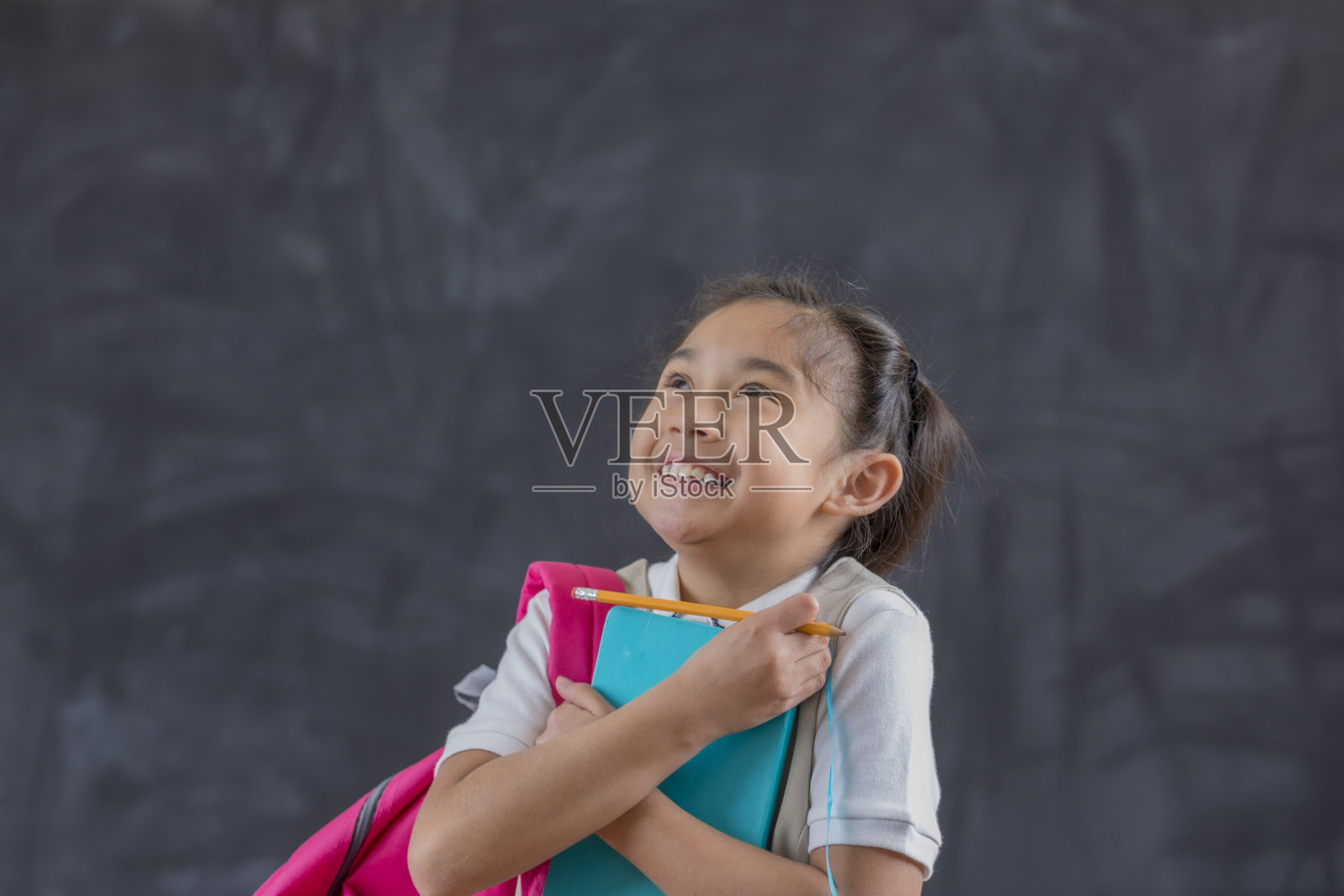 兴奋的小学生第一天上学照片摄影图片