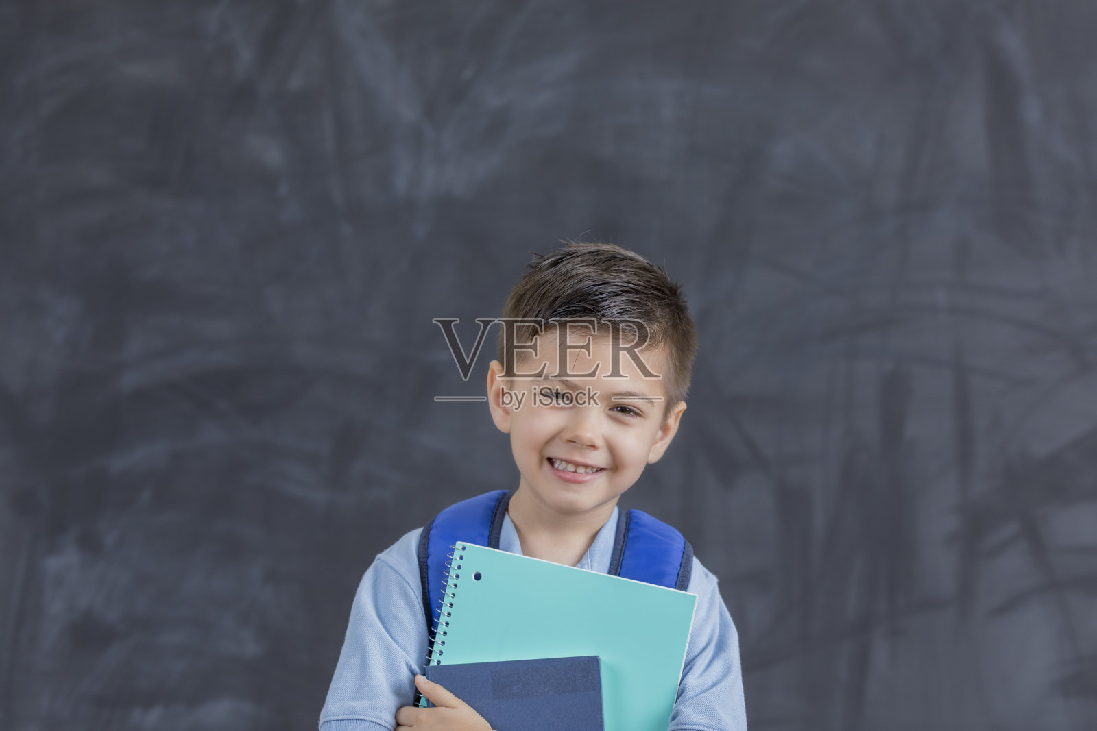 开学第一天可爱的小男生照片摄影图片