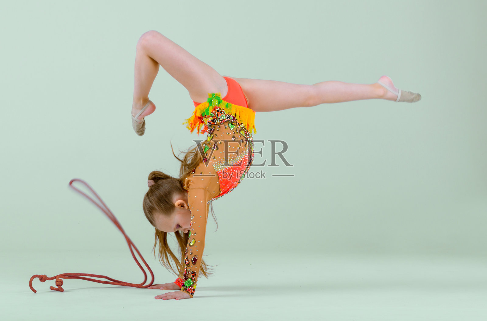 小艺术体操用跳绳表演照片摄影图片