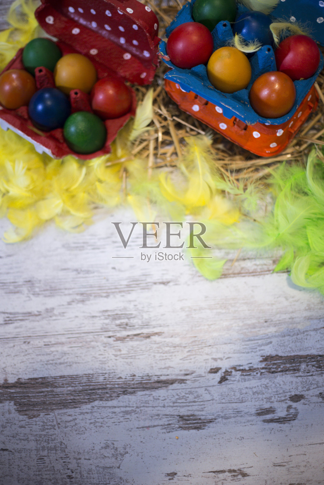 包装盒里五颜六色的复活节彩蛋照片摄影图片