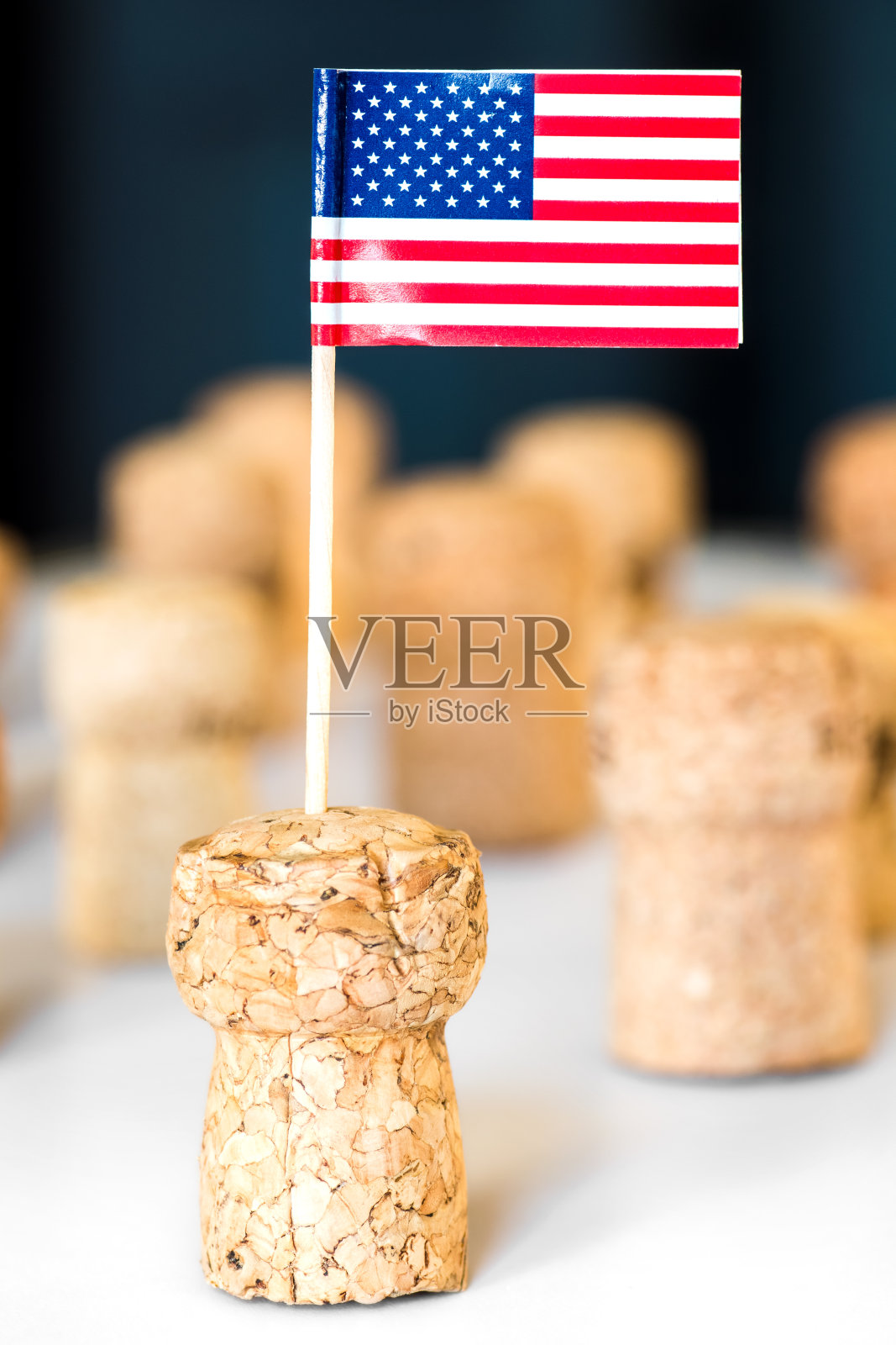 美国啤酒和葡萄酒工业与一个啤酒软木瓶塞与美国国旗插在它和多个软木塞的背景照片摄影图片