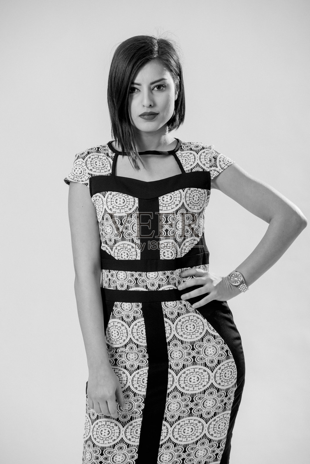 穿着黑白相间的裙子的美女照片摄影图片