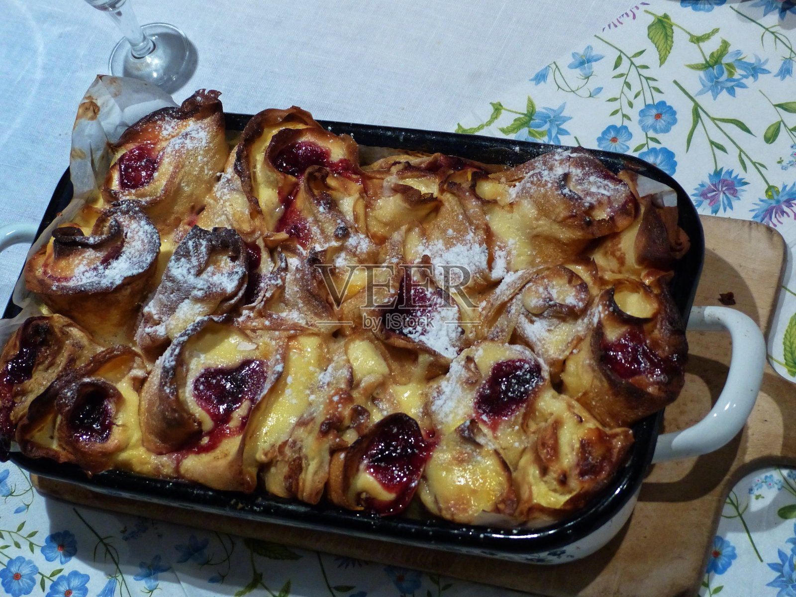 巴伐利亚的晚餐。磨碎的甜煎饼(Palatschinken)作为甜点照片摄影图片