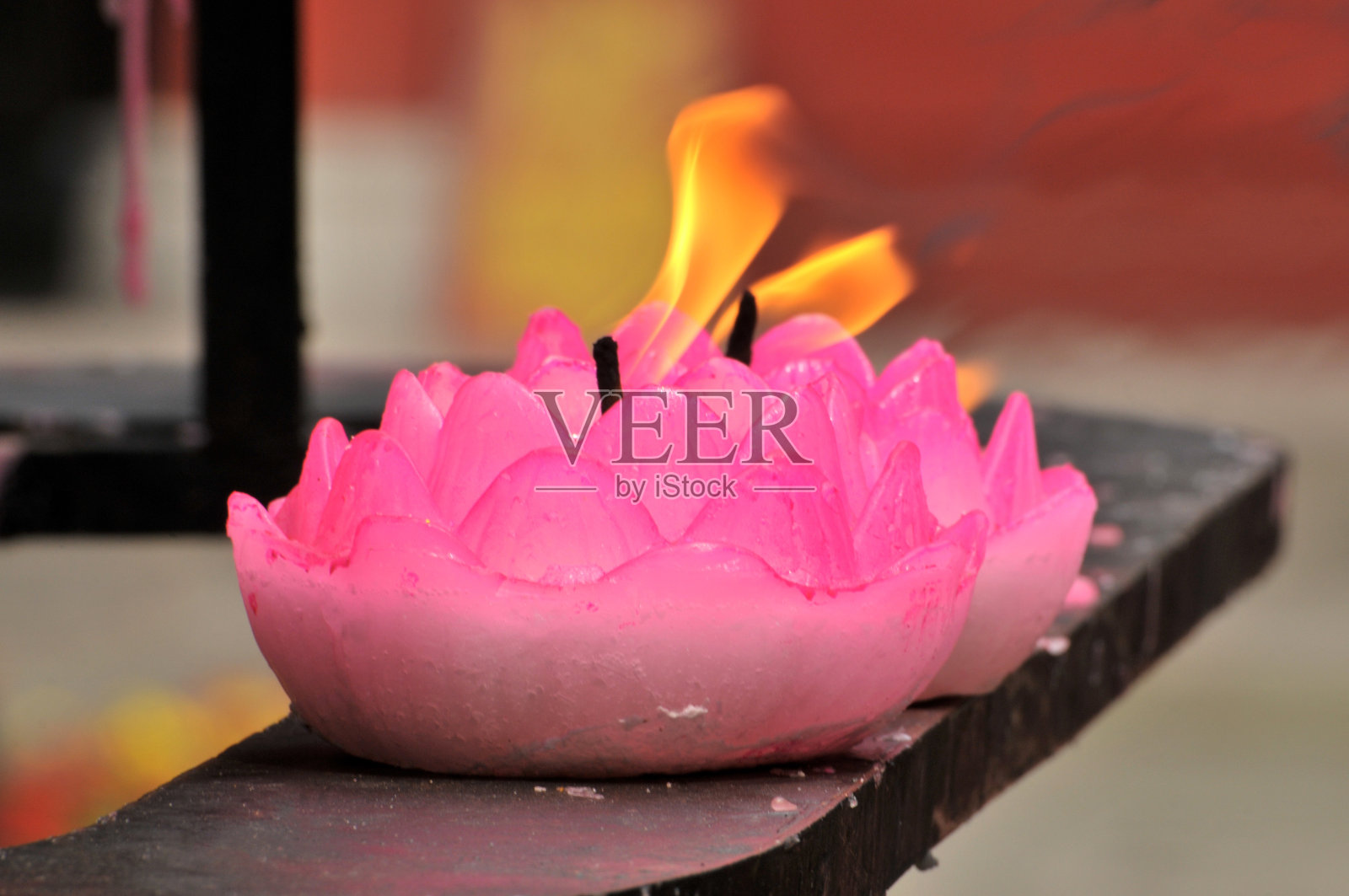 寺庙里红烛的火焰照片摄影图片