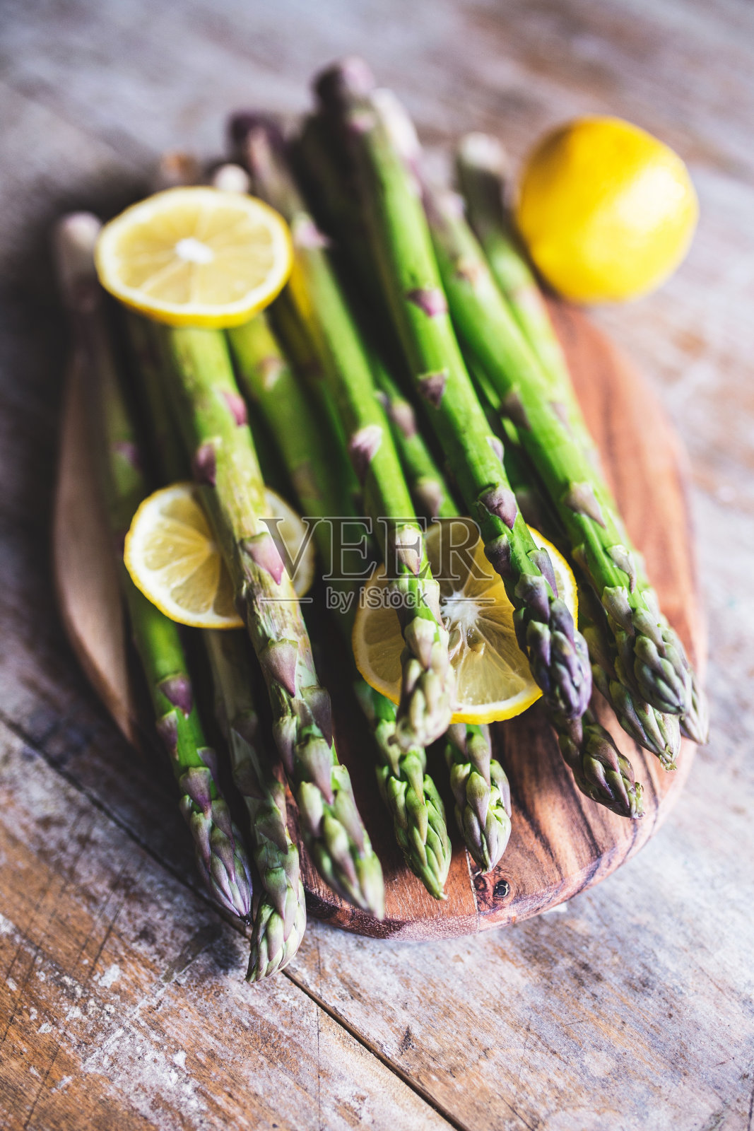 木桌上放着一束新鲜芦笋照片摄影图片