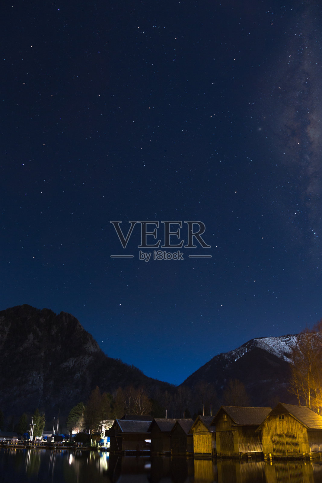 湖上划船俱乐部的夜空照片摄影图片