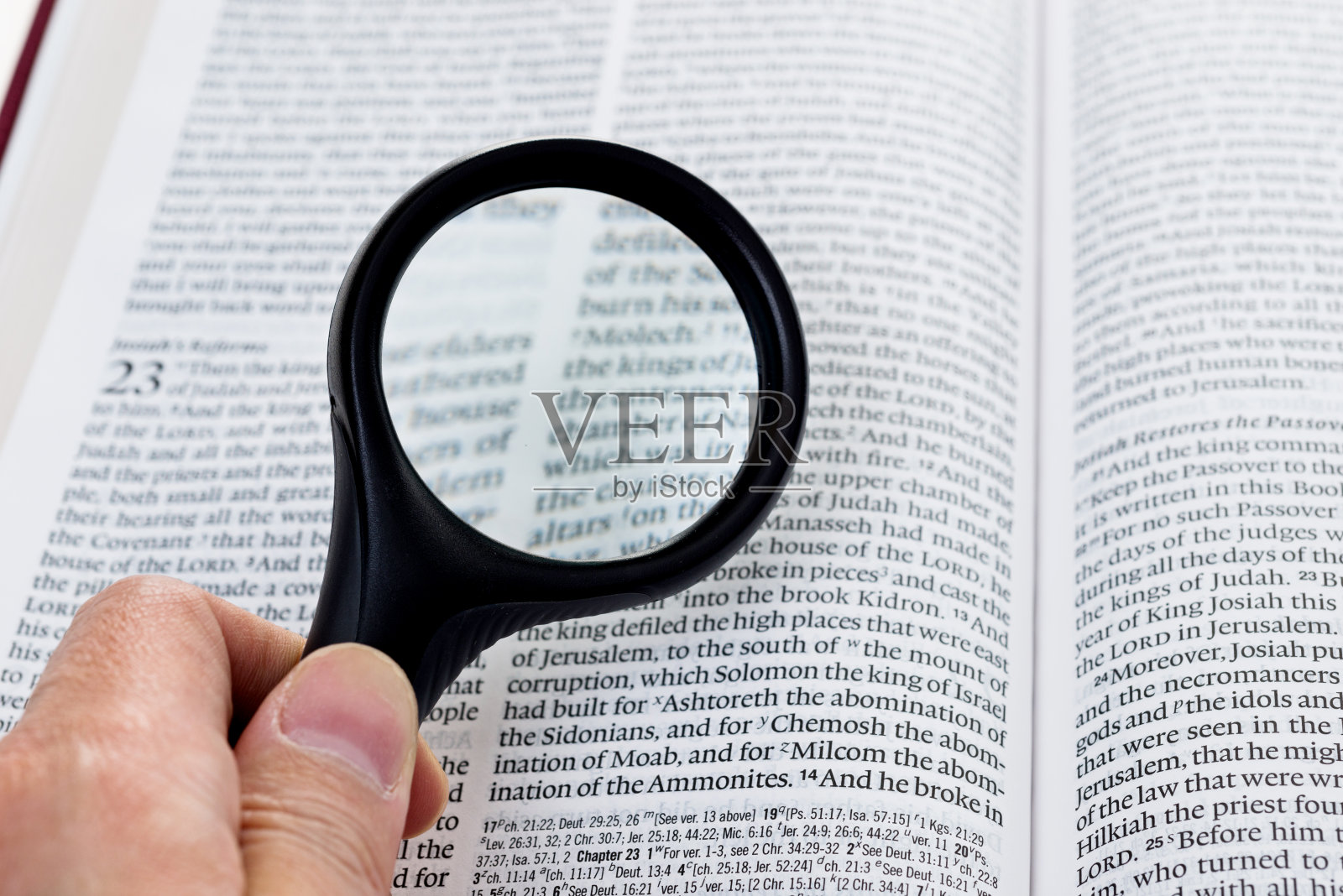 手里拿着放大镜照片摄影图片