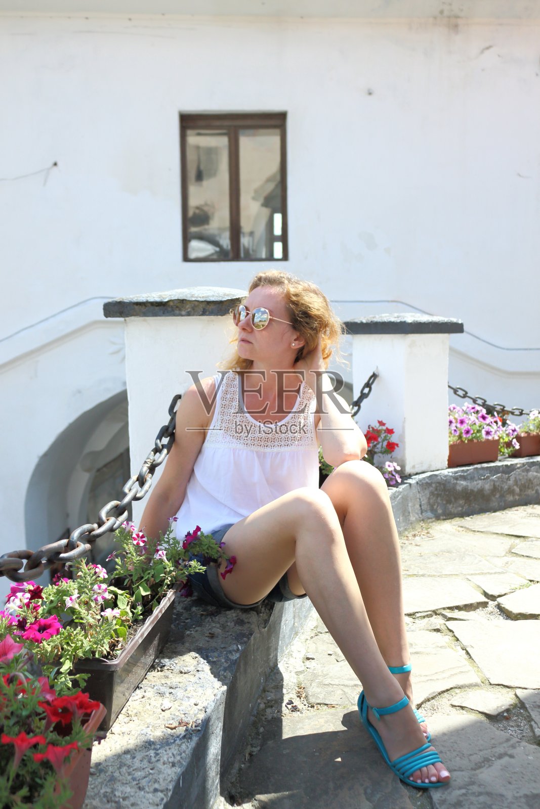 一个女人坐在后院。照片摄影图片