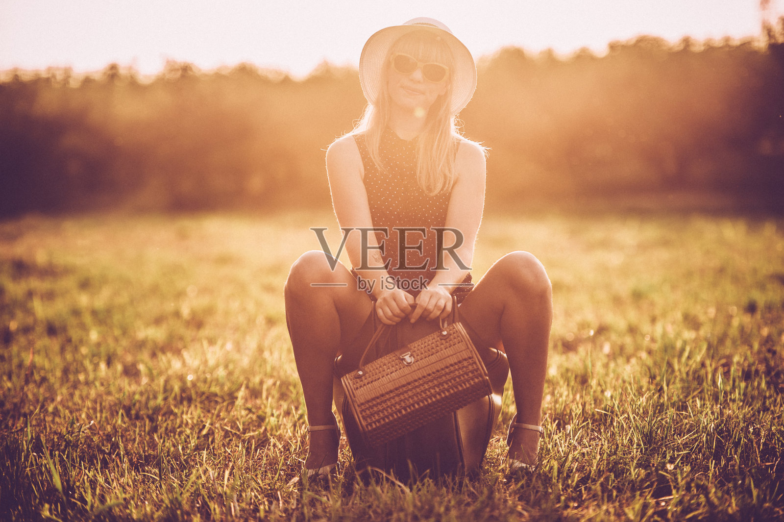 年轻的成年女子找到合适的地方野餐照片摄影图片