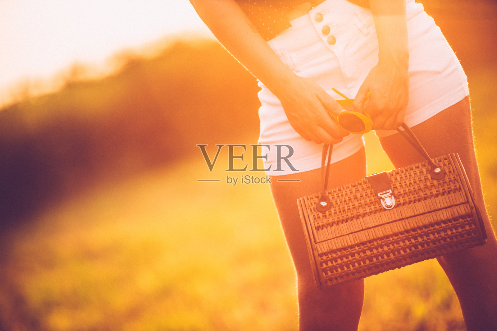 美丽的年轻女人喜欢复古风格照片摄影图片