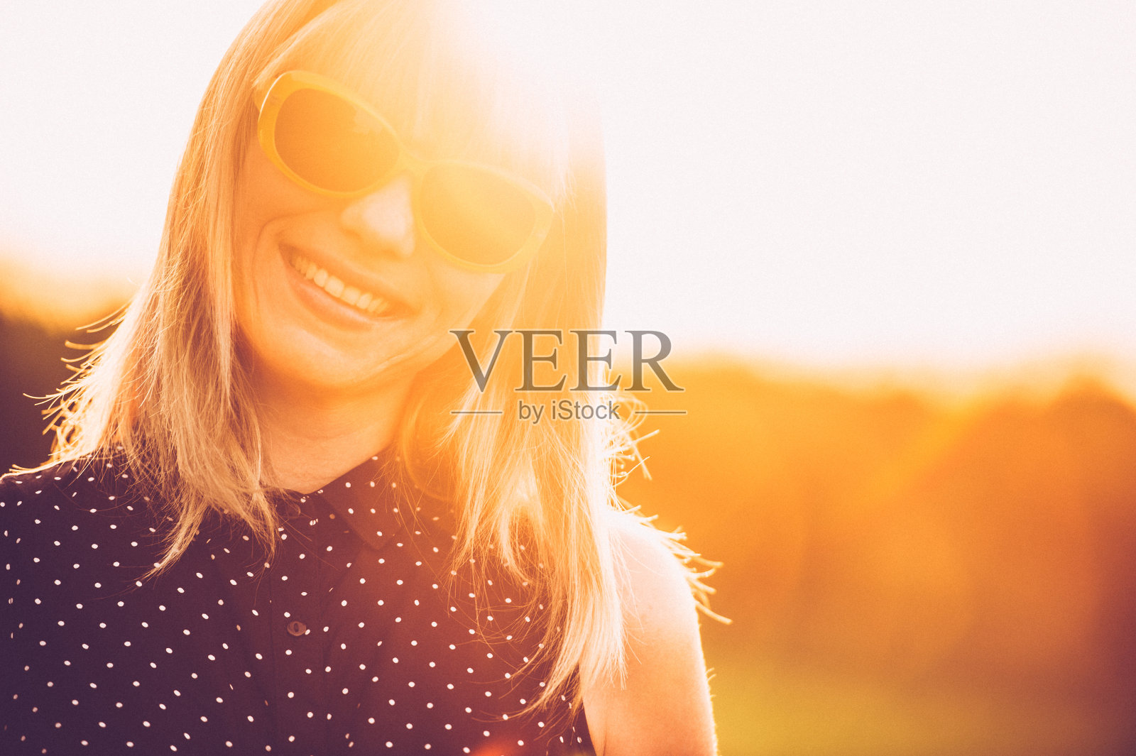 近距离肖像美丽的女人-复古风格照片摄影图片