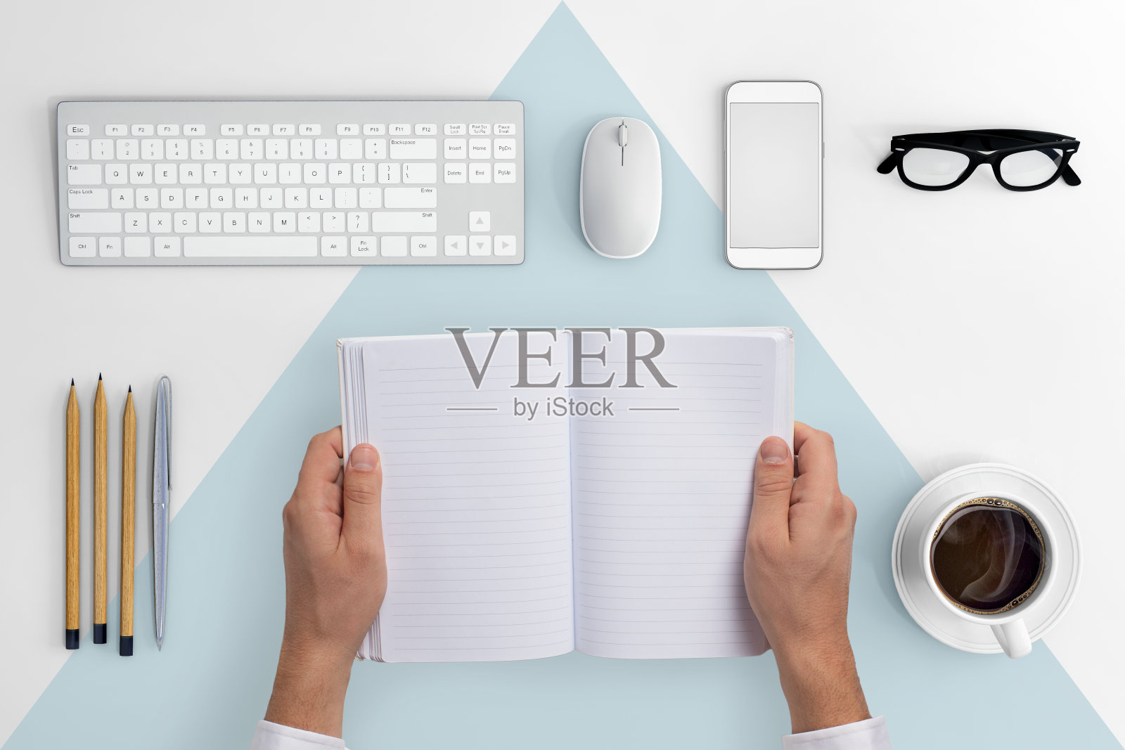 布林办公桌上，手里拿着笔记本照片摄影图片